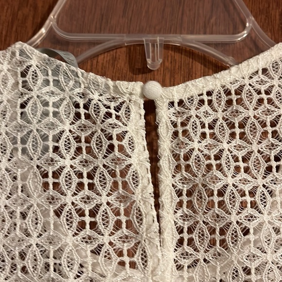 H & M white top. Medium. So nice! Worn twice. Perfect condition. - Picture 4 of 9